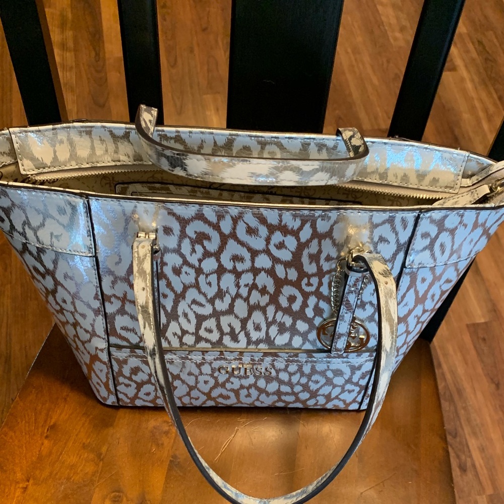 Guess purse - Picture 2 of 2